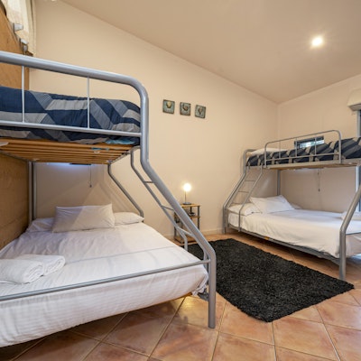 Fifth Bedroom (2 Tribunks)