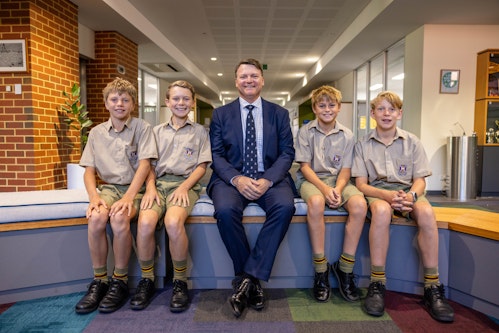 james-hindle-with-year-7-students-2.jpg