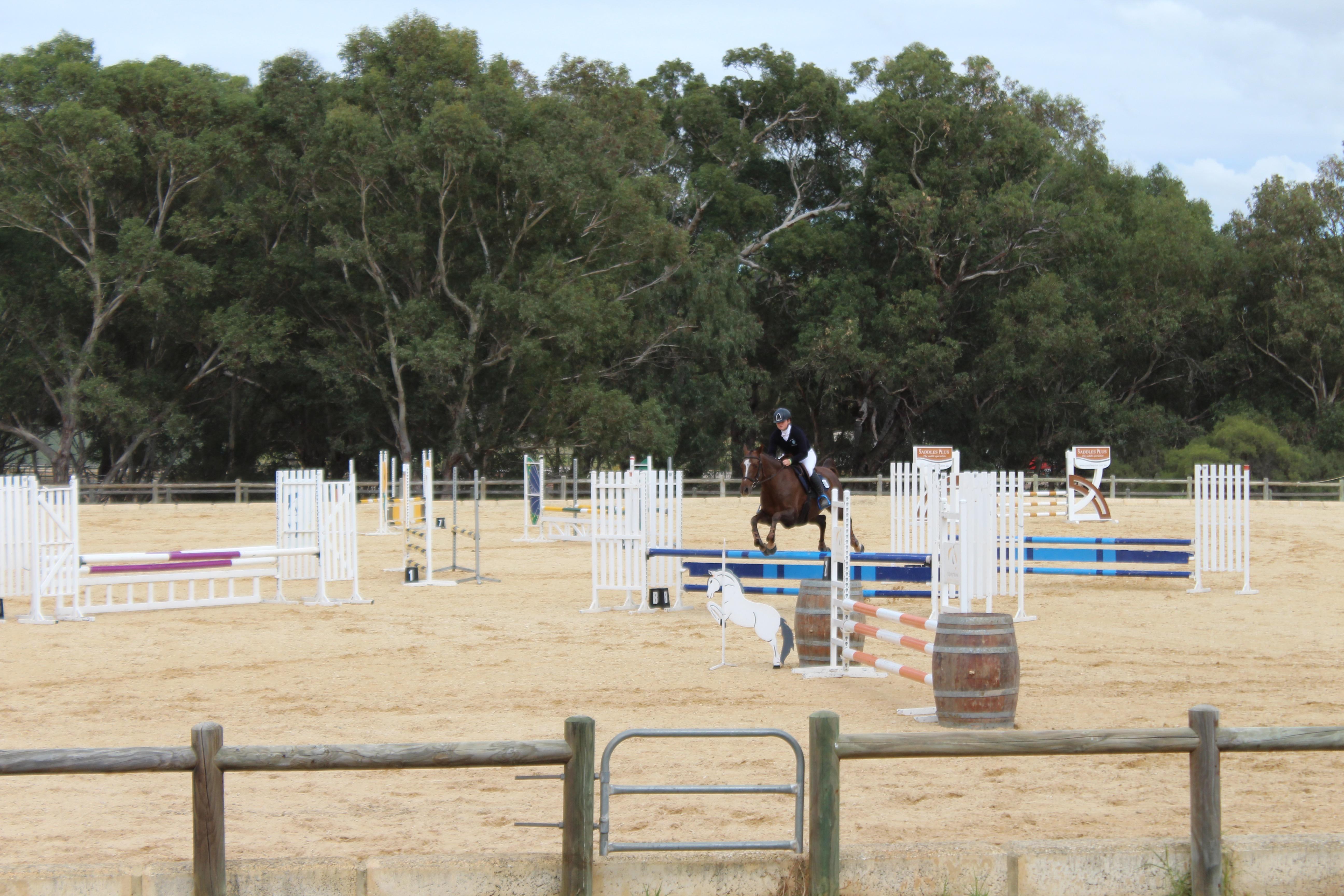 Rebecca Curran showjumping at the 2018 Interschool Championships