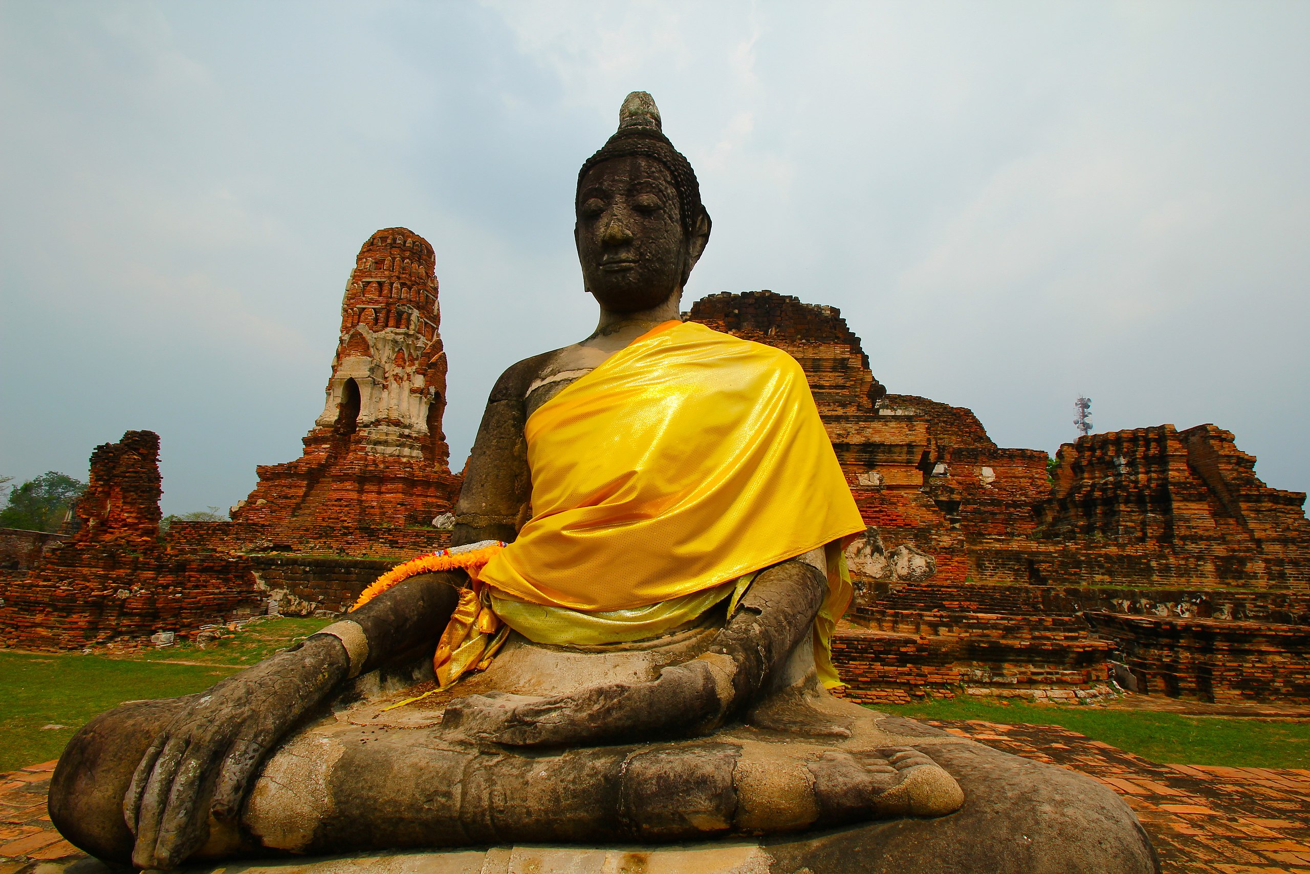 2560px-statue_de_bouddha_ayutthaya.jpg