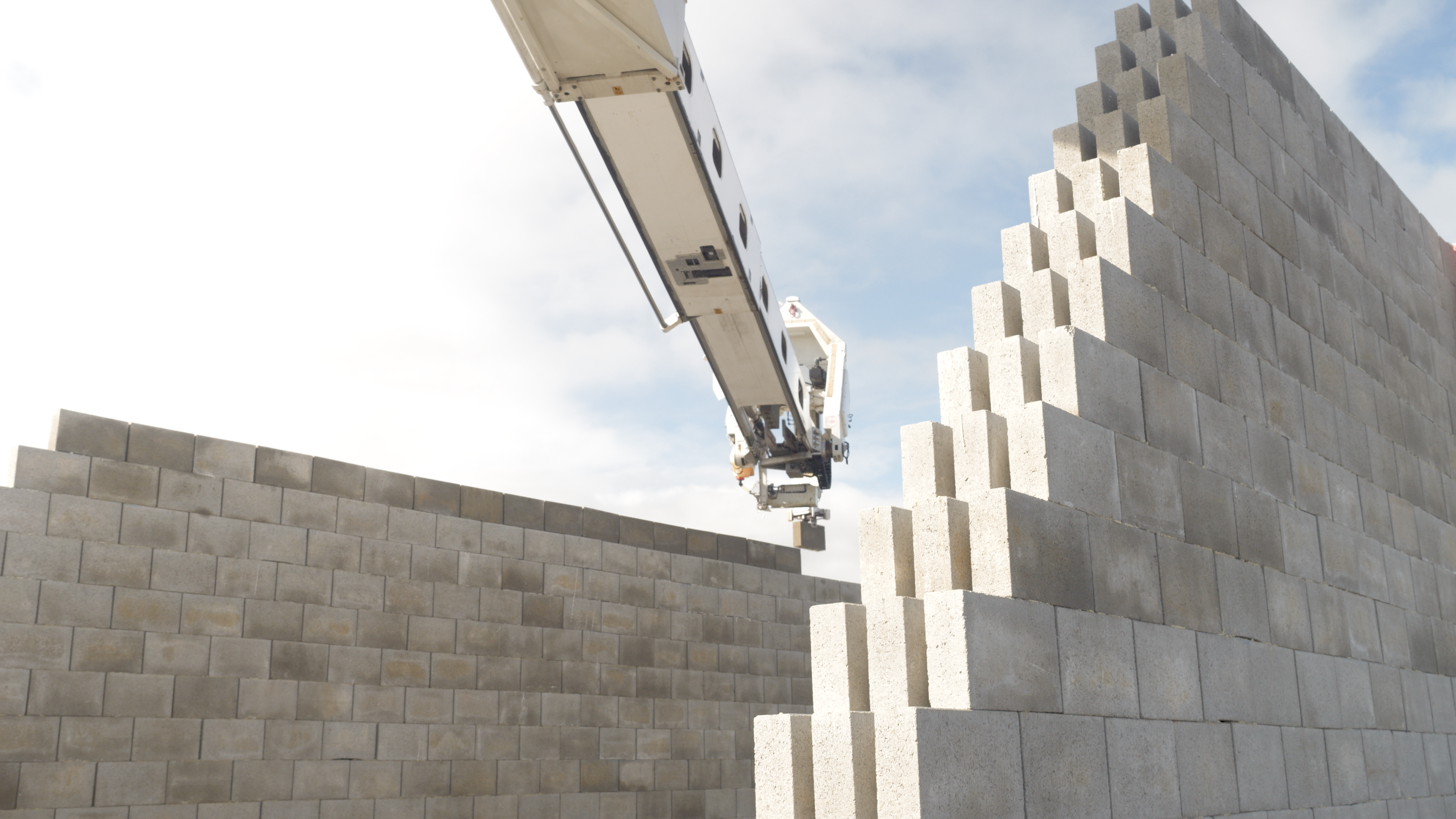 Hadrian X® resumes construction at 16 townhouse site