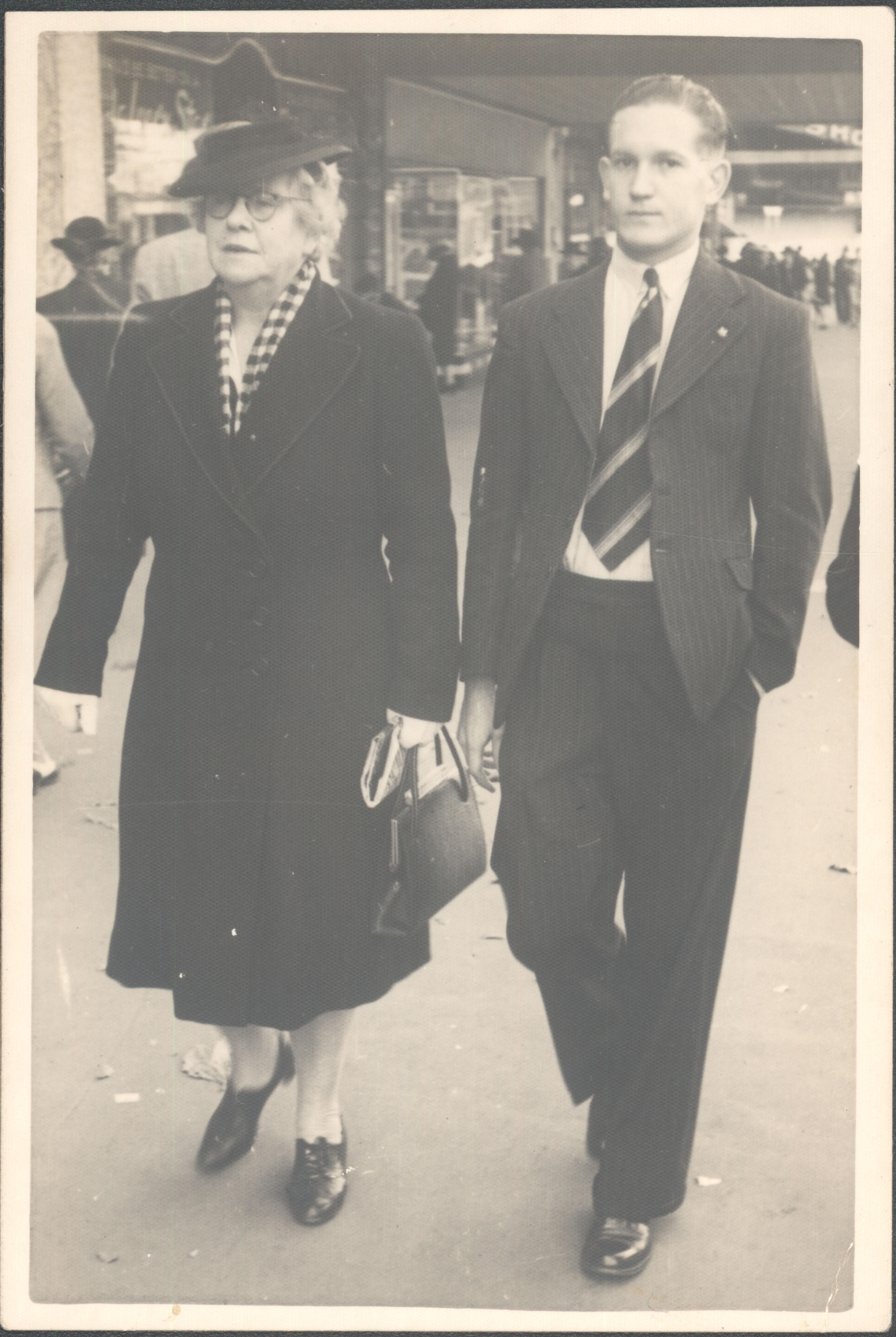 1940s-raymond-eric-hepworth-osc1944-with-his-mother-margaret-hepworth-city-of-perth-1955.jpg