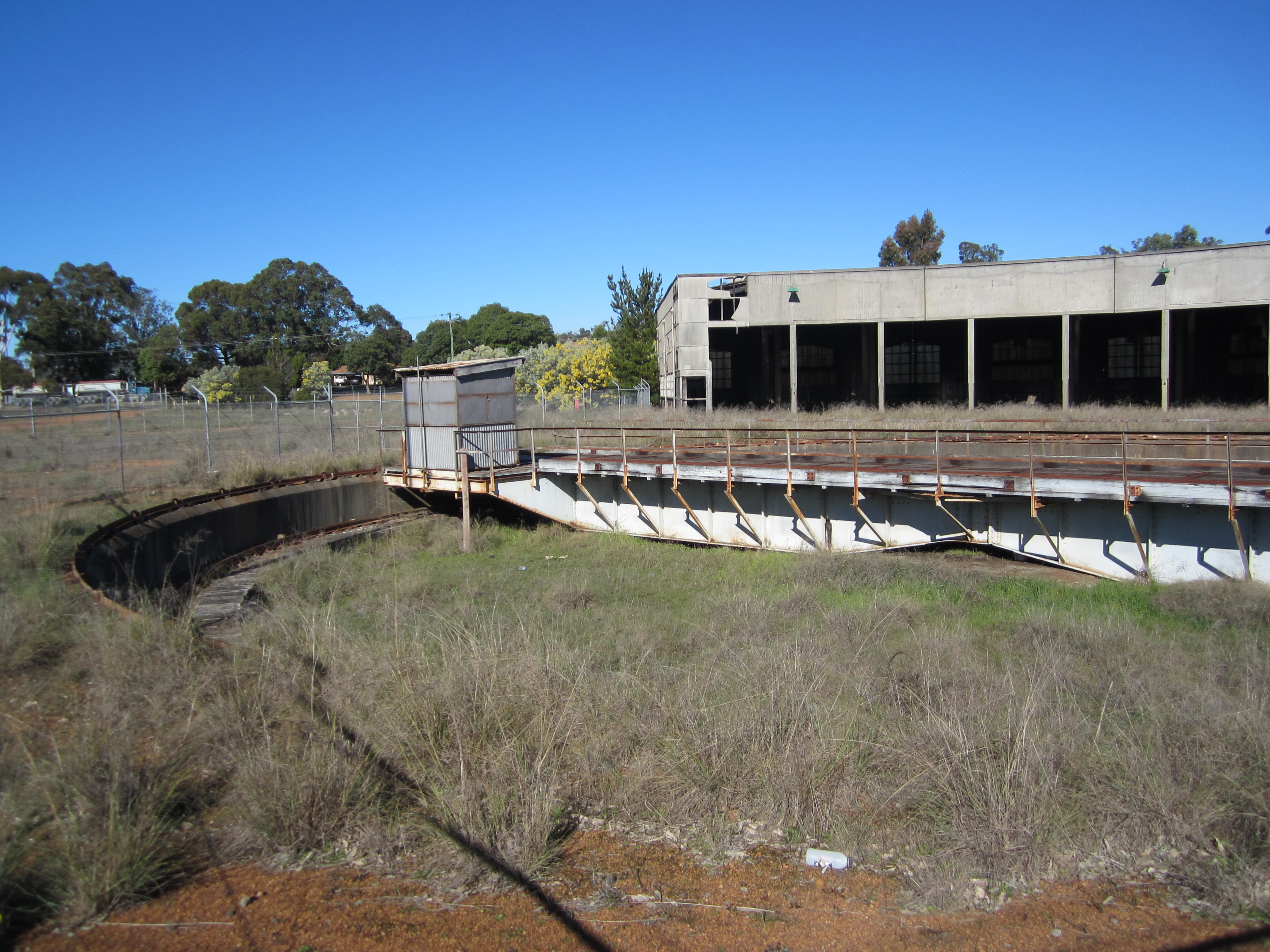 Collie Round house with train turntable