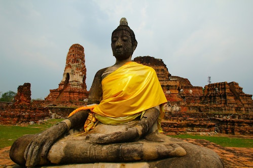 2560px-statue_de_bouddha_ayutthaya.jpg